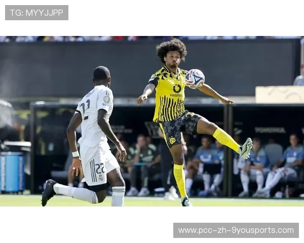 多特蒙德禁区内，阿德耶米处理冷静